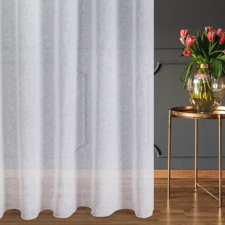 Firana szyta na flexach biała z miękkiej, matowej etaminy o naturalnym splocie, wykończona obciążnikiem
