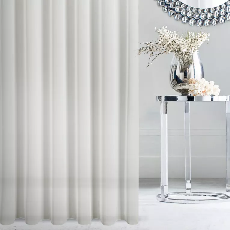 Firana szyta na taśmie 5 cm kremowa z połyskującej tkaniny o charakterystycznym jodełkowym wzorze, wykończona obciążnikiem