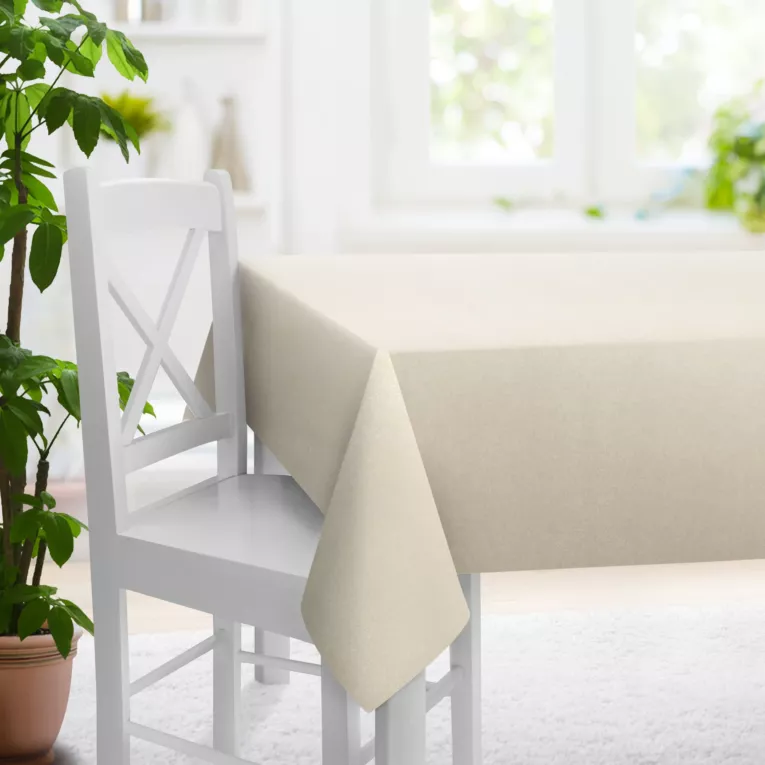 Obrus szyty jasnobeżowy z gładkiej, zaciemniającej tkaniny z wyraźnym splotem