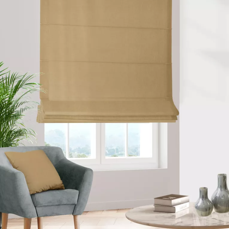 Roleta rzymska jasnobeżowa z gładkiej tkaniny z delikatnym połyskiem