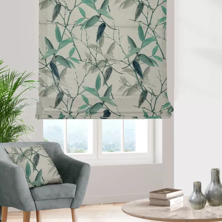 Roleta rzymska zielono kremowa z tkaniny o naturalnym splocie z dodatkiem lnu, zdobionej nadrukiem w kształcie liści