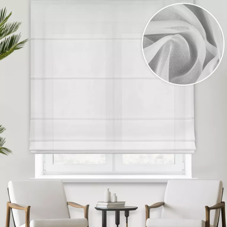 Roleta rzymska biała z delikatnej, miękkiej żorżety o wyraźnym splocie, wykończona obciążnikiem