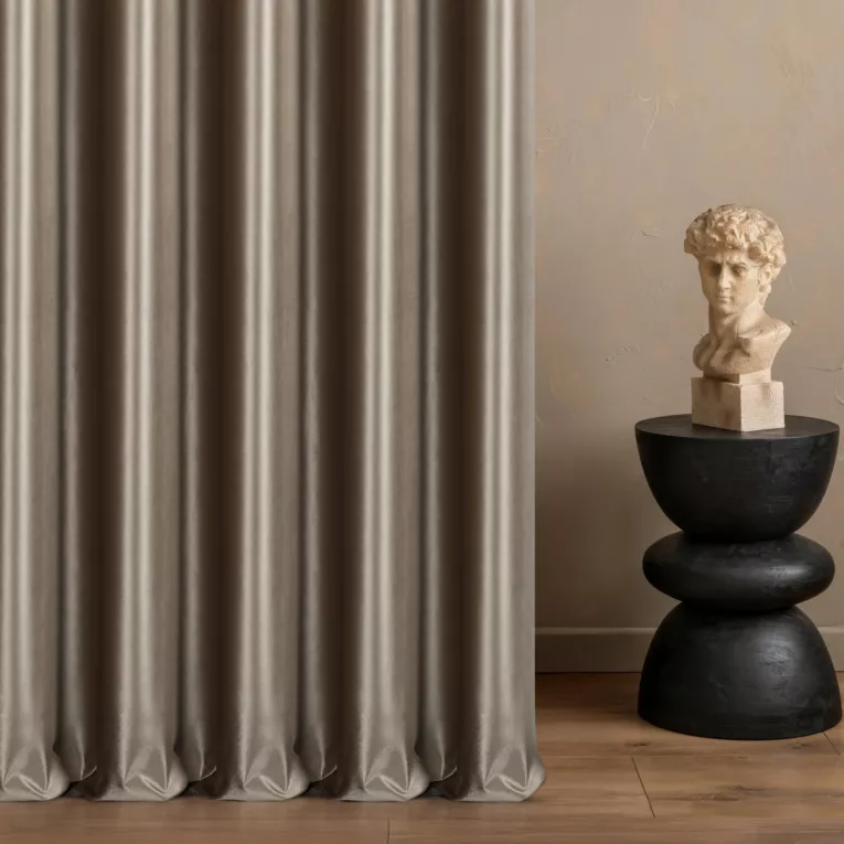 Zasłona szyta na tunelu brązowa z miękkiej półmatowej tkaniny welwetowej