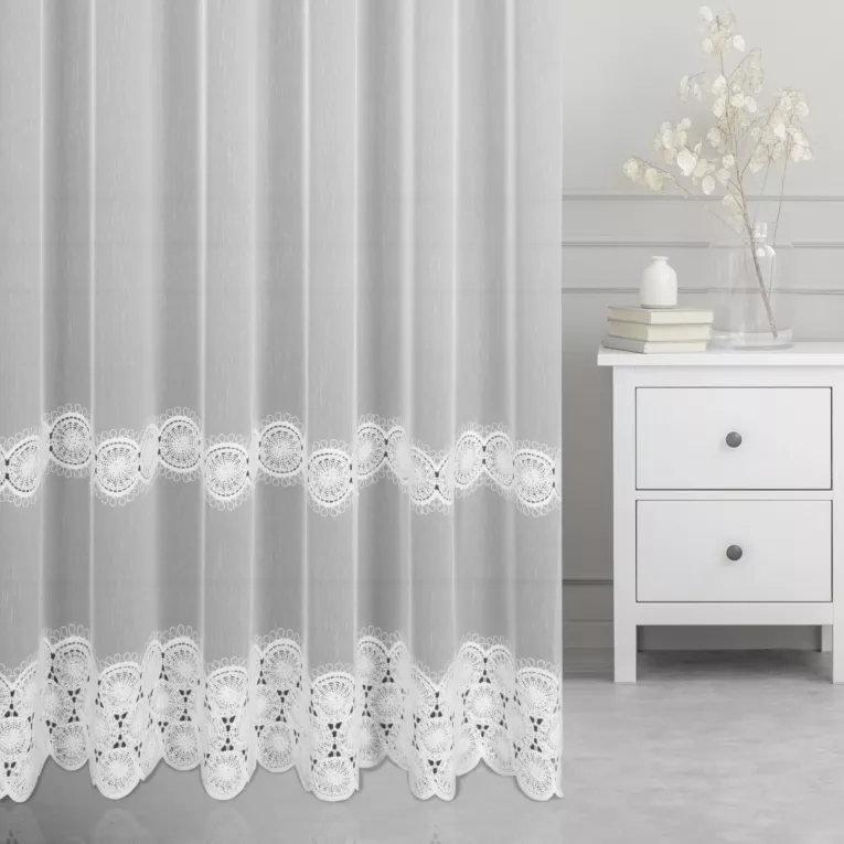 Firana szyta na taśmie 8 cm biała z miękkiej w dotyku tkaniny typu aden, zdobionej kordonkową aplikacją