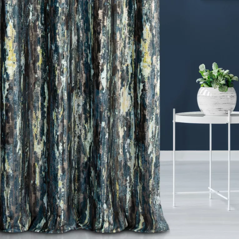 Zasłona szyta na flexach granatowo czarna miękka, welwetowa, z przecieranym wzorem i błyszczącym złocistym nadrukiem