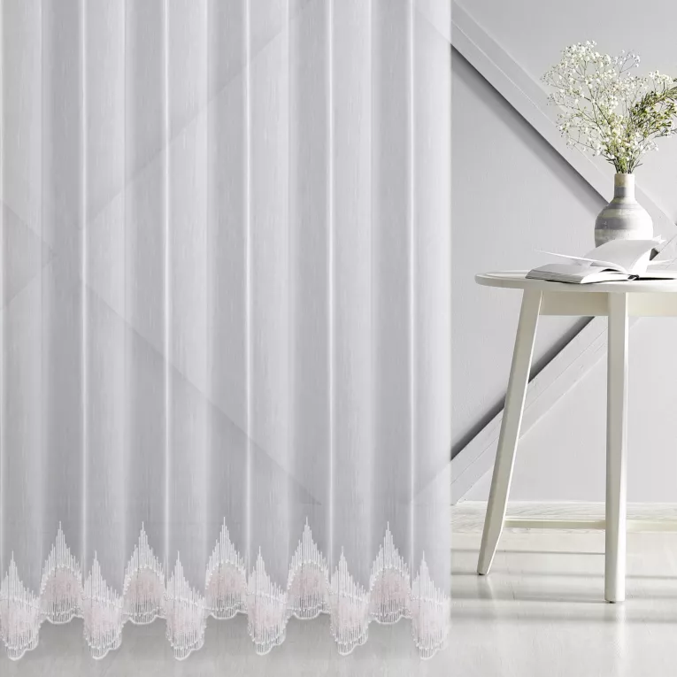 Firana szyta na przelotkach naturalno pudrowa z matowej tkaniny ADEN ozdobionej haftem i perełkami Italissima Eva Minge