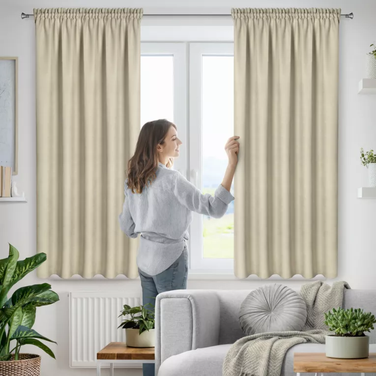 Zasłona jasnobeżowa z tkaniny welurowej 140x140 cm tunel Dora Eurofirany