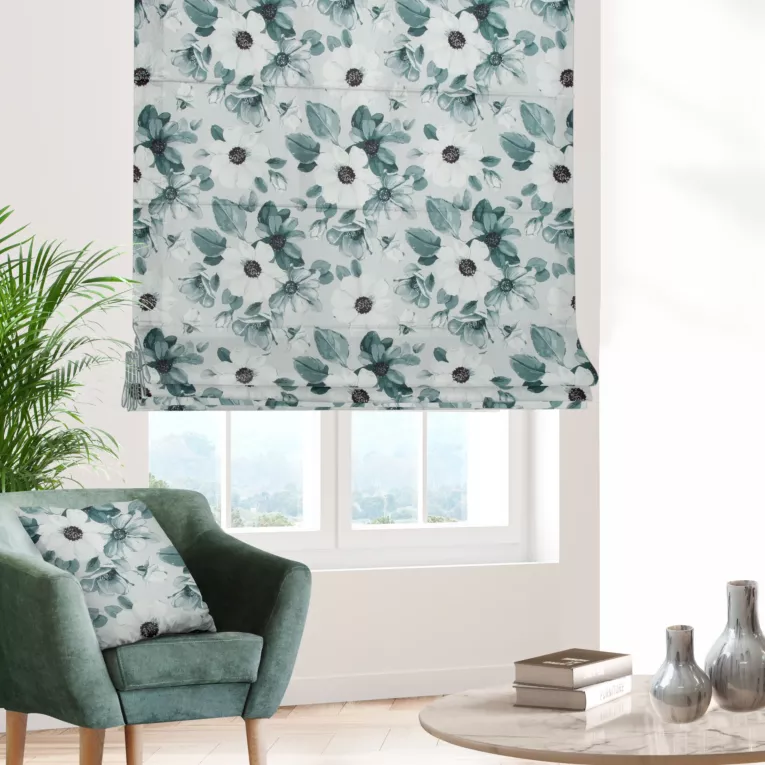 Roleta rzymska jasnoszaro popielata z miękkiej tkaniny o naturalnym splocie z kwiatowym wzorem