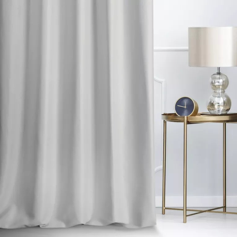 Tkanina zasłonowa z widocznym, strukturalnym wzorem i mocnym połyskiem