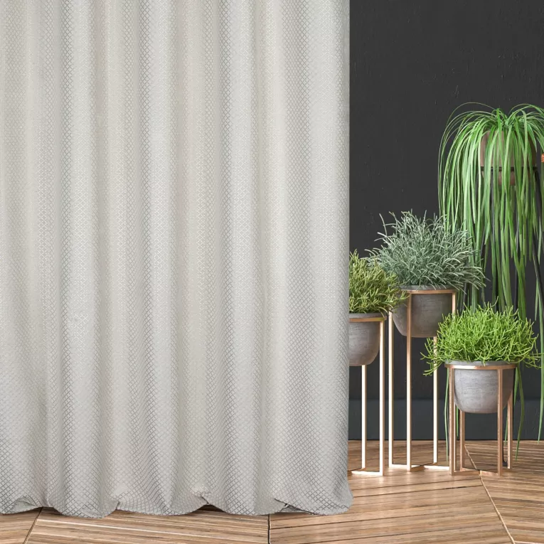 Zasłona szyta na taśmie fala kremowo srebrna z szenilowej tkaniny w drobny geometryczny wzór przetykany błyszczącą nicią