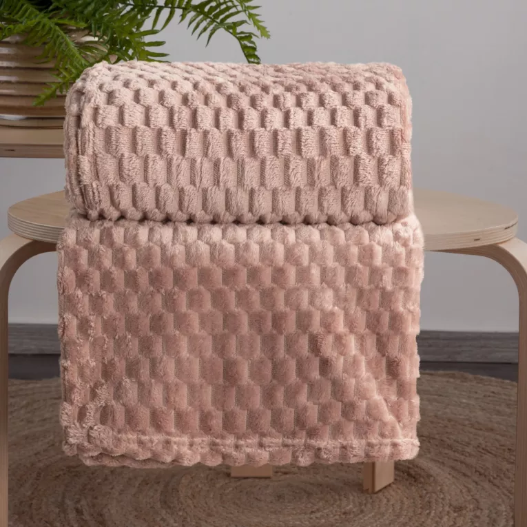 Narzuta na fotel-koc 70x160 cm pudrowy miękka i miła w dotyku z wytłaczanym wzorem 3D CINDY 6 DESIGN 91 Eurofirany