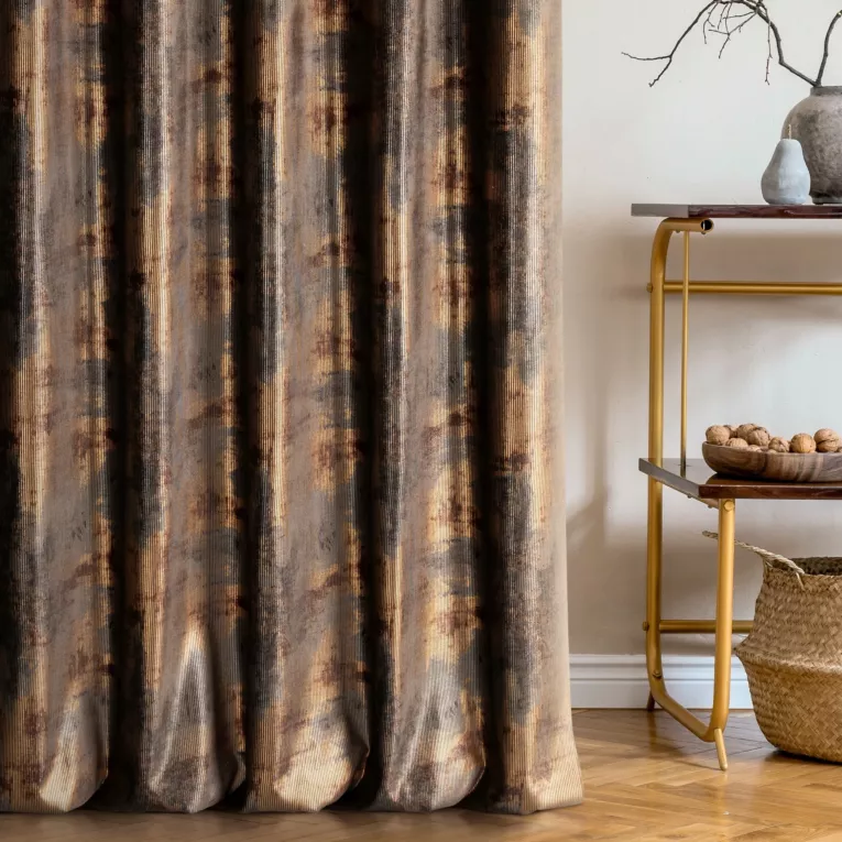 Zasłona szyta na taśmie fala złoto grafitowa z miękkiej, welwetowej tkaniny z nieregularnym wzorem i błyszczącym nadrukiem