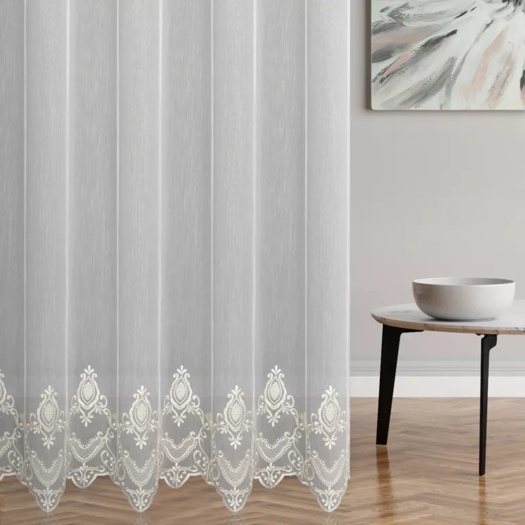 Firana szyta na taśmie 8 cm biało złota z miękkiej tkaniny typu Aden, pokryta eleganckim haftem