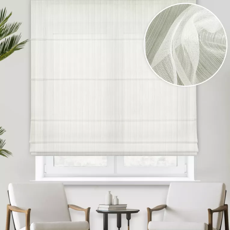 Roleta rzymska kremowa z delikatnego materialu z efektem deszczyku, wykończona obciąznikiem