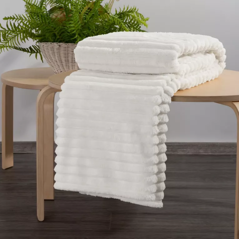 Narzuta na fotel /koc 70x160 cm biała z wytłaczanym wzorem i efektem 3D SOFT DESIGN 91 Eurofirany