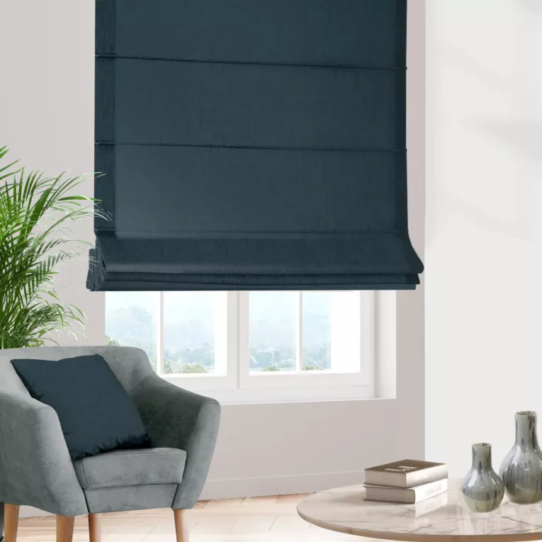 Roleta rzymska GEONOA granatowa z miękkiej tkaniny o naturalnym charakterze z widocznym ozdobnym splotem