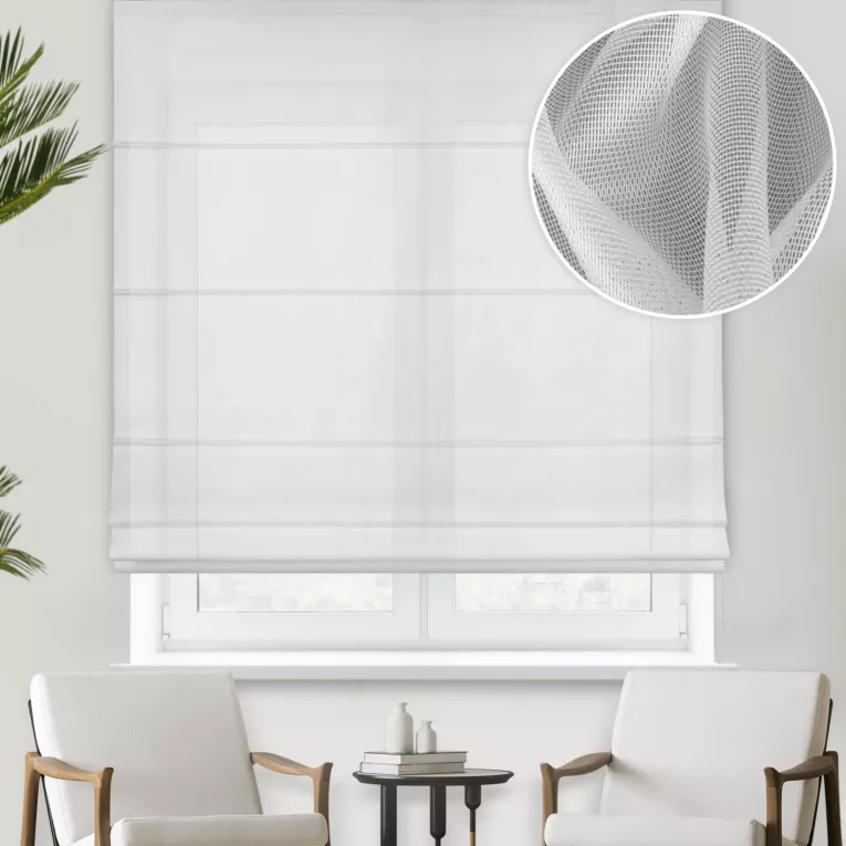 Roleta rzymska popielata z siatki o wyraźnym splocie i lekkim połysku, wykończona obciążnikiem