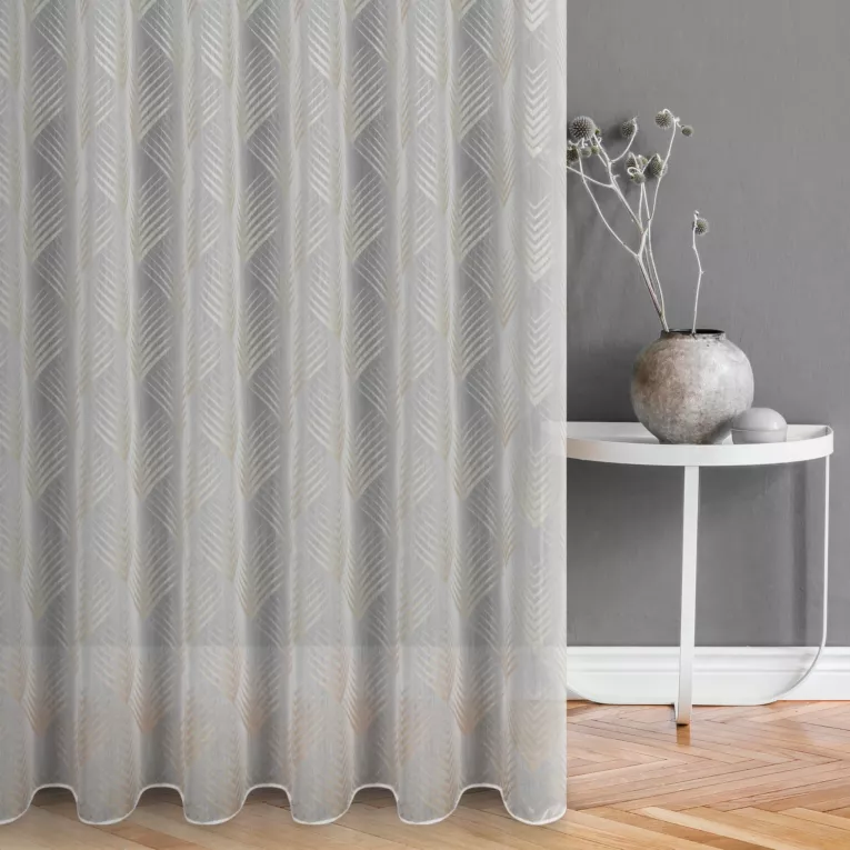 Firana szyta na tunelu biało złota z tkaniny typu BATYST z delikatnie połyskującym, geometrycznym nadrukiem na całości tkaniny, wykończona obciążnikiem