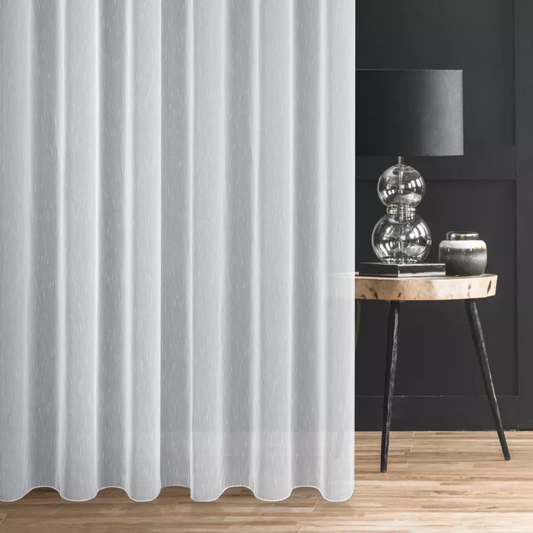 Firana szyta na flexach SALOME naturalna matowa z efektem drobnego deszczyku, wykończona obciążnikiem