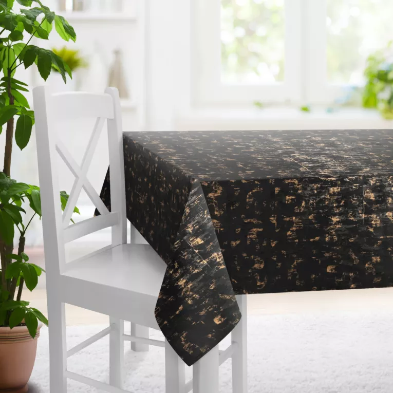 Obrus szyty czarno złocisty z tkaniny welwetowej zdobionej połyskującym drukiem