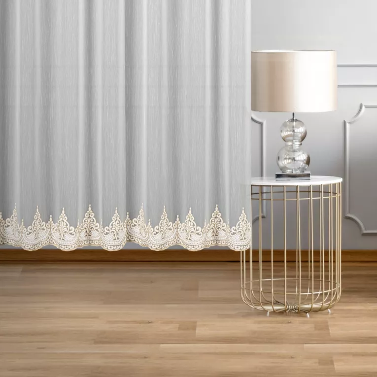 Firana szyta na przelotkach SHARK kremowo beżowa z delikatnej matowej tkaniny ozdobionej miękkim, łańcuszkowym haftem