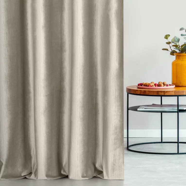 Zasłona szyta na taśmie fala jasnobeżowa z tkaniny welwetowej w pionowe prążki, wykończona obciążnikiem