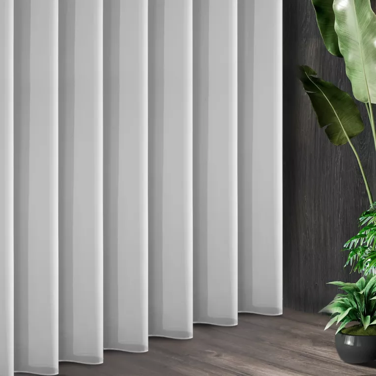 Tkanina firanowa z błyszczącym połyskiem z subtelnymi paseczkami i zakończona szwem obciążającym Eurofirany