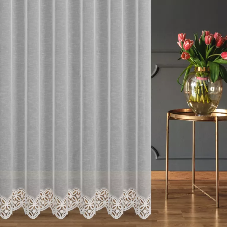 Firana szyta na tunelu naturalna z cienkiej matowej etaminy zdobionej kordonkową aplikacją