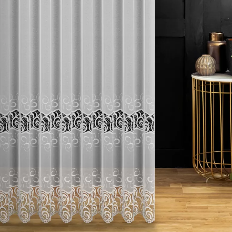 Firana szyta na przelotkach biała z matowej markizety zdobionej dwoma pasami aplikacji