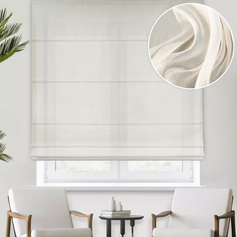 Roleta rzymska perłowa z miękkiej tkaniny o lekkim splocie i delikatnym połysku, wykończona obciążnikiem