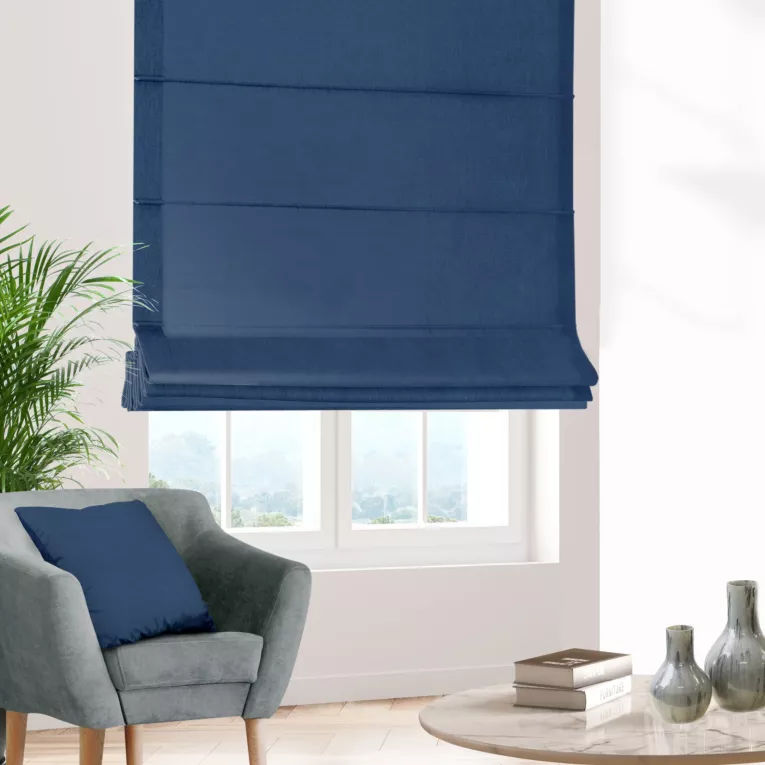 Roleta rzymska LUXOR ciemnoniebieska z eleganckiej lśniącej tkaniny o drobnym splocie