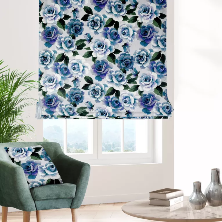 Roleta rzymska ESHTER biało turkusowa z miękkiej tkaniny typu blackout drukowanej w malarski kwiatowy wzór