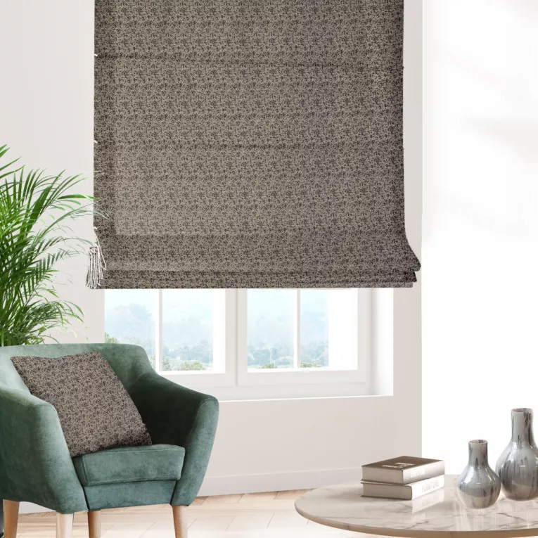 Roleta rzymska czarno złota z szenilowej tkaniny w drobny geometryczny wzór przetykany błyszczącą nicią