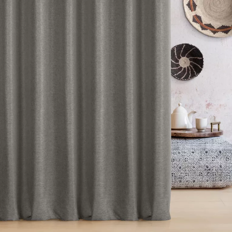 Zasłona szyta na przelotkach stalowa o naturalnym charakterze, z widocznym, ozdobnym splotem