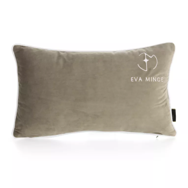 Poszewka na poduszkę 30x50 cm welwetowa zdobiona haftowanym logo MINGE beżowa Eva Minge Eurofirany