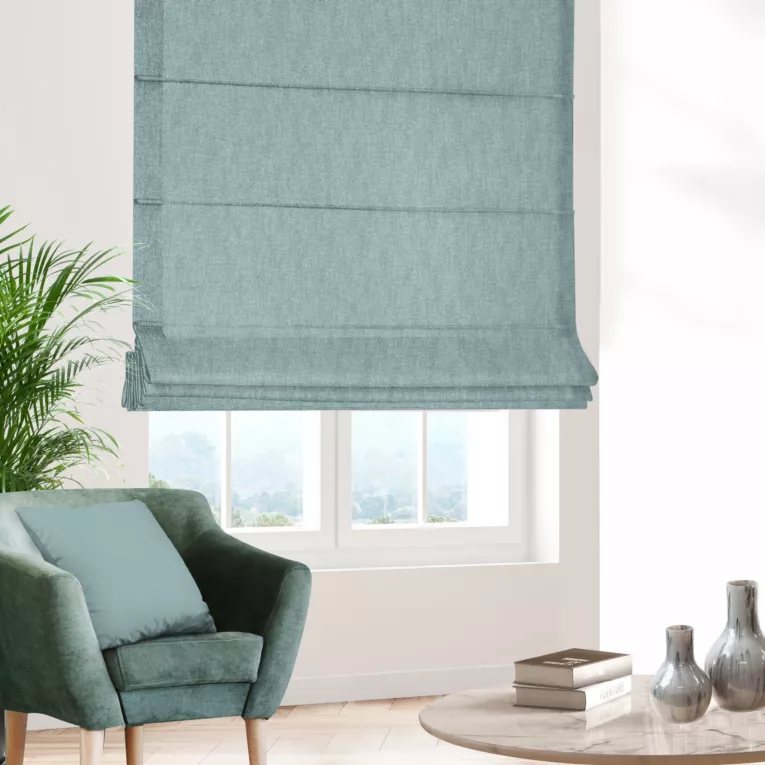 Roleta rzymska niebieska z tkaniny zaciemniającej typu dimout o naturalnym splocie, z efektem melanżu