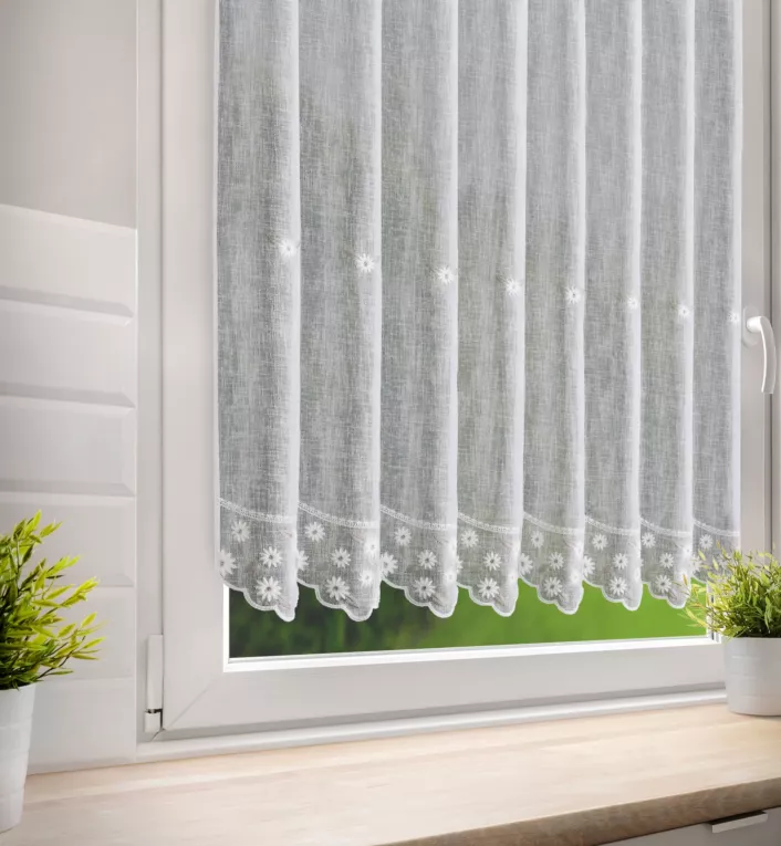 Tkanina firanowa zazdrostka z etaminy zdobiona haftem drobnych kwiatów Eurofirany