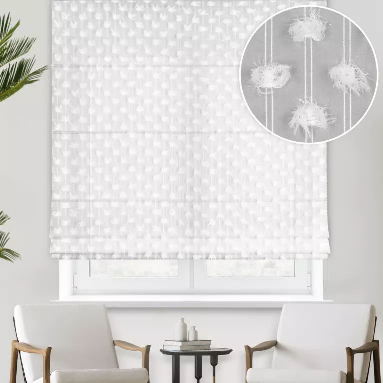 Roleta rzymska biała z delikatnej tkaniny z aplikacją i haftem