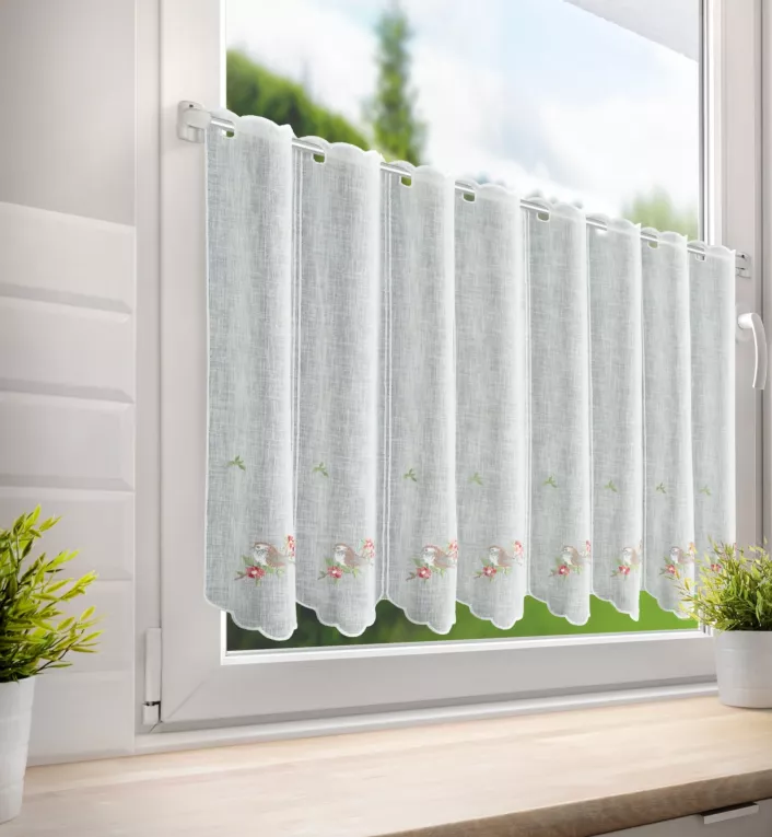 Tkanina firanowa zazdrostka z etaminy zdobiona haftowanymi kwiatami z ptaszkiem Eurofirany