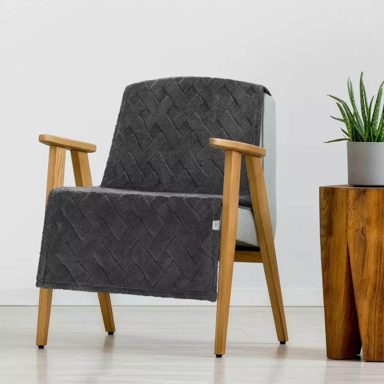 Narzuta na fotel-koc flano 70x160 cm stalowa zdobiona wytłaczanym wzorem CARO DESIGN 91 Eurofirany