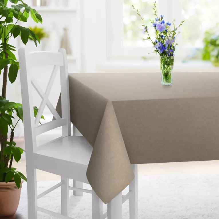 Obrus szyty jasnokremowy z miękkiej tkaniny o welurowej strukturze