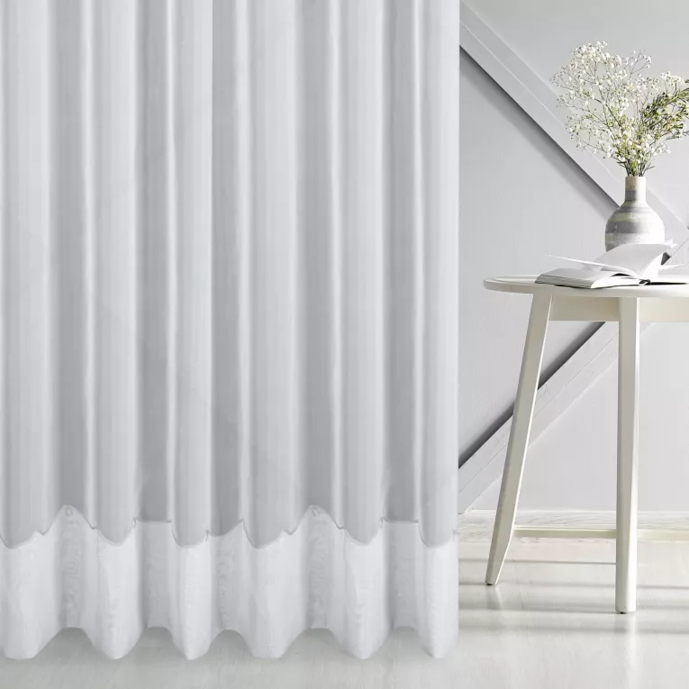 Tkanina firanowa z woalu zakończona  podwójnym podwinięciem z ozdobnym haftem Eurofirany