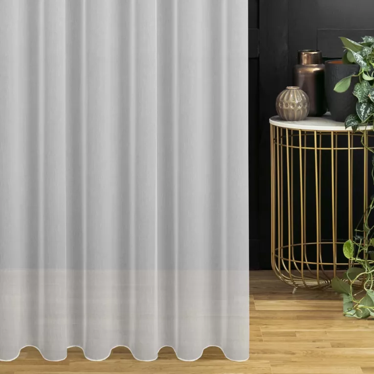 Firana szyta na flexach biała z półprzeźroczystej tkaniny w drobną krateczkę, wykończonej obciążnikiem