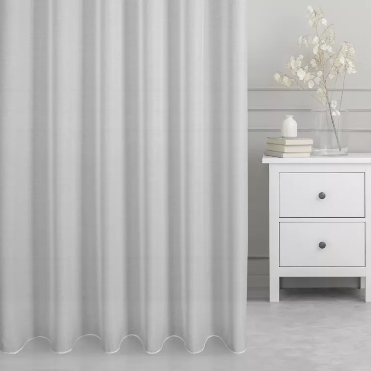 Firana szyta na taśmie 8 cm biała z miękkiej tkaniny typu żorżeta, z delikatnym wzorem, wykończona obciążnikiem