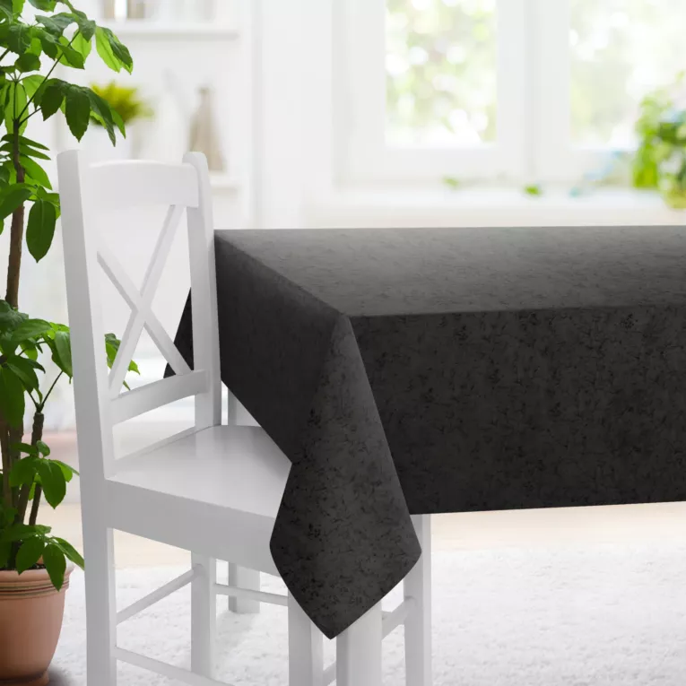 Obrus szyty czarny z miękkiej tkaniny welwetowej z efektem kreszowania, wykończona obciążnikiem