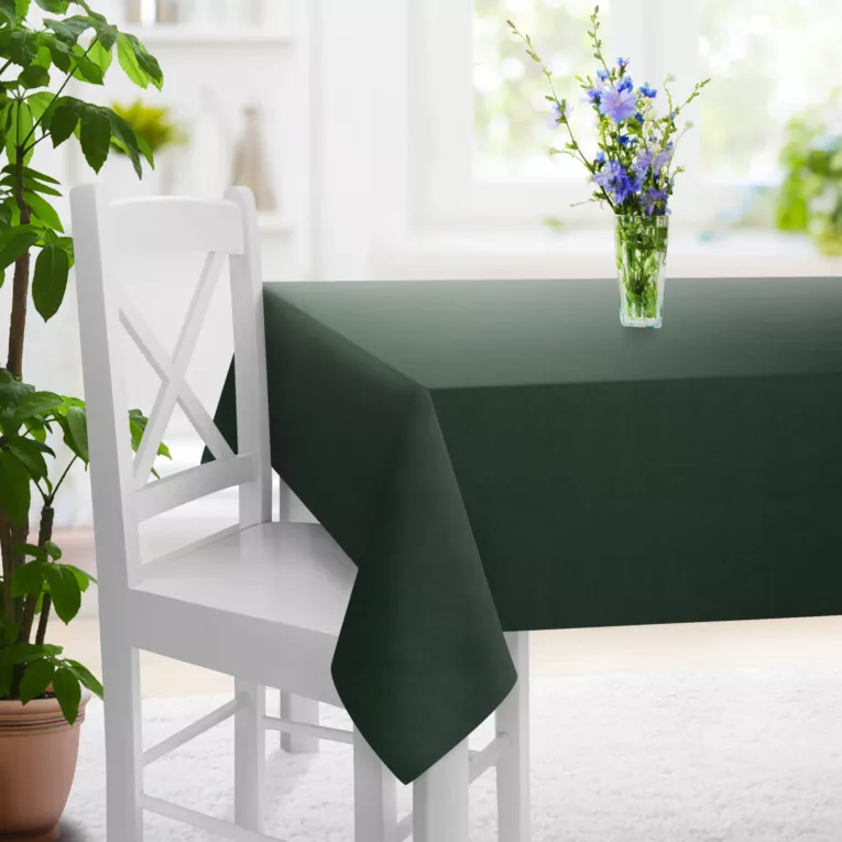 Obrus szyty ciemnozielony z miękkiej tkaniny o welurowej strukturze