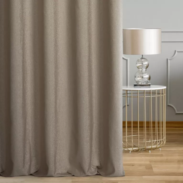 Zasłona szyta na taśmie fala beżowo srebrna z gładkiej tkaniny przeplatanej błyszczącą lureksową nicią