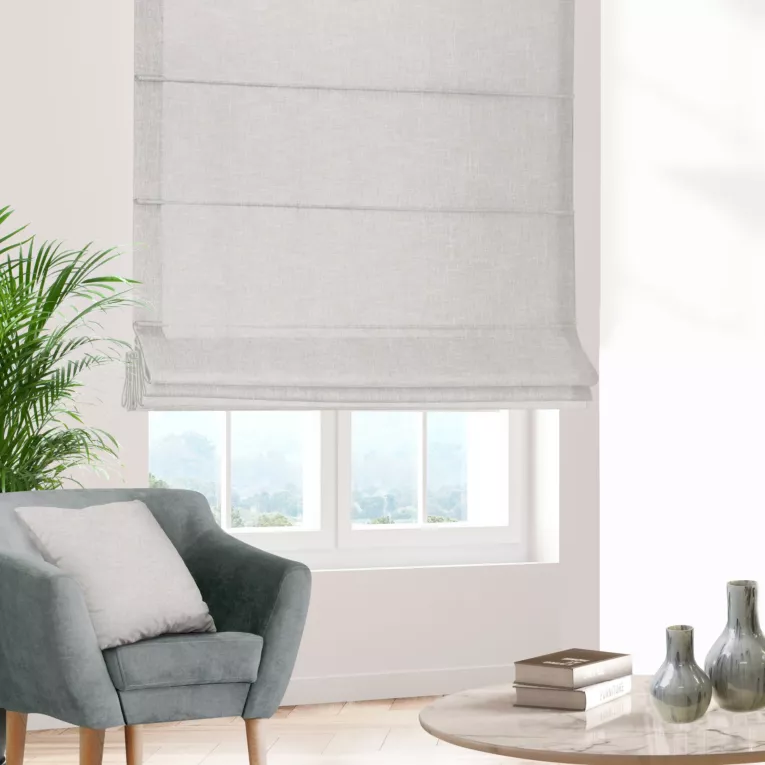 Roleta rzymska GEONOA beżowa z miękkiej tkaniny o naturalnym charakterze z widocznym ozdobnym splotem