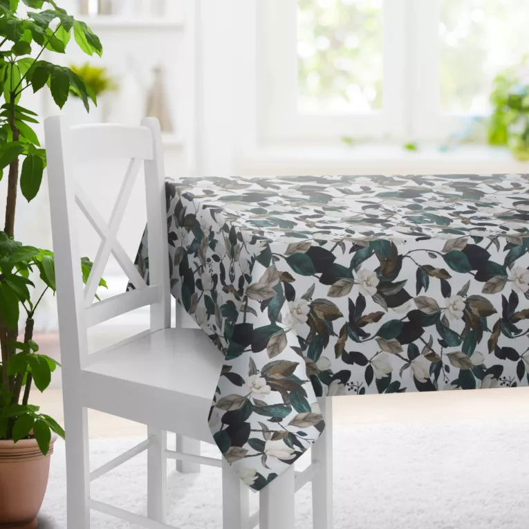 Obrus szyty biało ciemnozielony z miękkiej tkaniny o naturalnym splocie z kwiatowym wzorem