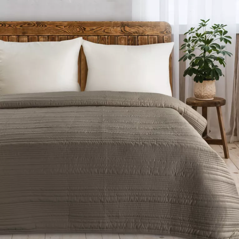 Narzuta matowa brązowa 220x240 cm pikowana metodą tradycyjną TARA EUROFIRANY PREMIUM